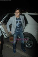 Vivek Oberoi leaves for IIFA with family in Mumbai Airport on 23rd June 2011 (2).JPG